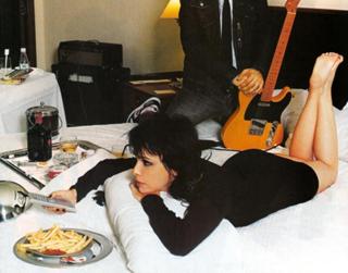 Débora Falabella feet photo thumbnail