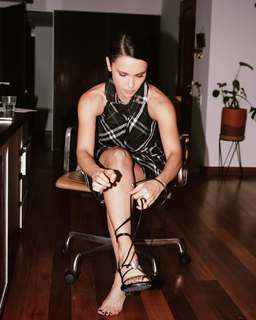 Débora Falabella feet photo thumbnail