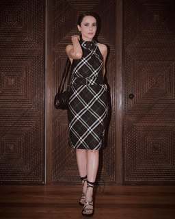 Débora Falabella feet photo thumbnail