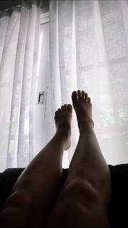 Débora Nascimento feet photo thumbnail