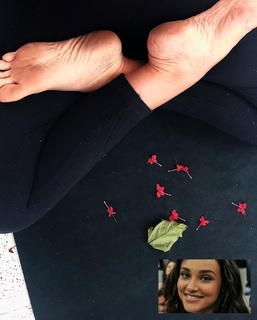Débora Nascimento feet photo thumbnail