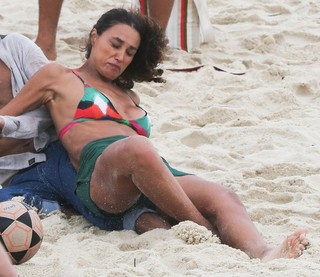 Débora Nascimento feet photo thumbnail