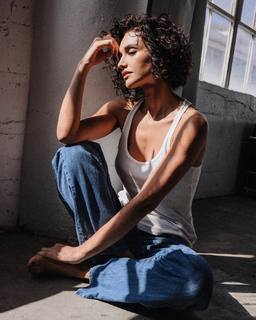 Débora Nascimento feet photo thumbnail