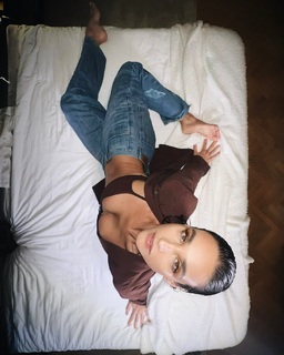 Débora Nascimento feet photo thumbnail