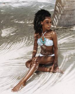 Ebony Obsidian feet photo 3