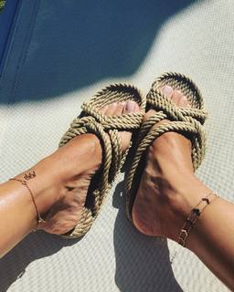 Ebru Akel feet photo thumbnail