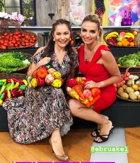 Ebru Akel feet photo thumbnail