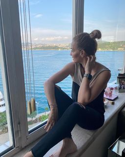 Ebru Akel feet photo thumbnail