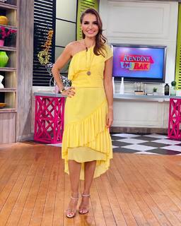 Ebru Akel feet photo thumbnail