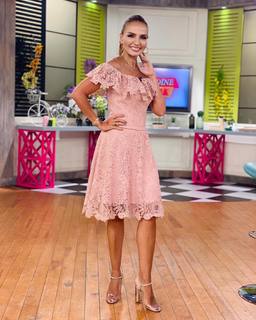 Ebru Akel feet photo thumbnail