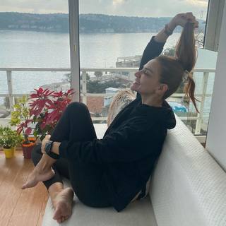 Ebru Akel feet photo thumbnail