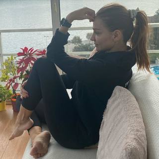 Ebru Akel feet photo thumbnail