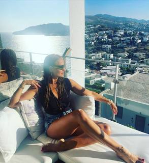 Ebru Akel feet photo thumbnail