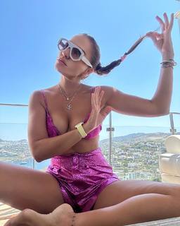 Ebru Akel feet photo thumbnail