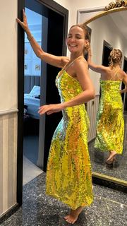 Ebru Akel feet photo thumbnail