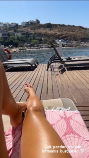 Ebru Akel feet photo thumbnail