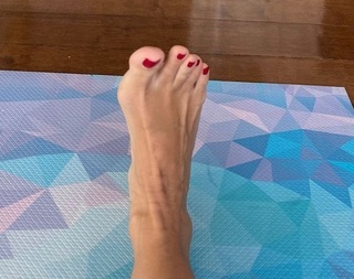 Ebru Akel feet photo thumbnail