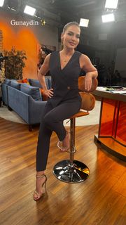 Ebru Akel feet photo thumbnail