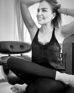 Ebru Akel feet photo thumbnail