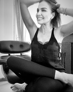 Ebru Akel feet photo 3