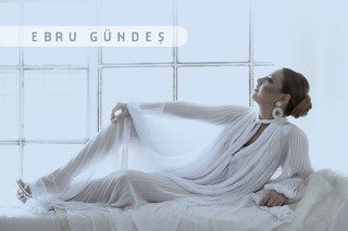 Ebru Gündes feet photo thumbnail