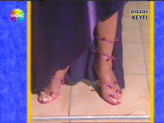 Ebru Gündes feet photo thumbnail
