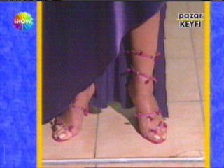 Ebru Gündes feet photo thumbnail