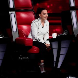 Ebru Gündes feet photo thumbnail