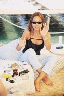 Ebru Gündes feet photo thumbnail