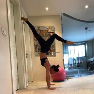 Ebru Salli feet photo thumbnail