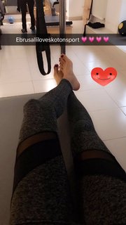 Ebru Salli feet photo thumbnail