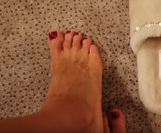 Ebru Salli feet photo thumbnail