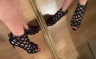 Ebru Salli feet photo thumbnail