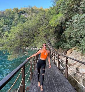 Ebru Salli feet photo thumbnail