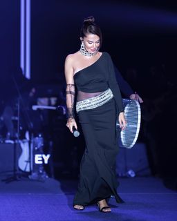 Ebru Yasar feet photo 9