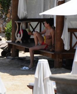Ebru Yasar feet photo 9