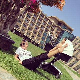 Ece Erken feet photo thumbnail