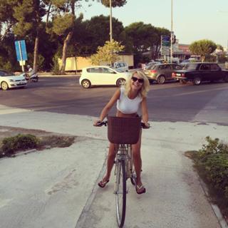 Ece Erken feet photo thumbnail