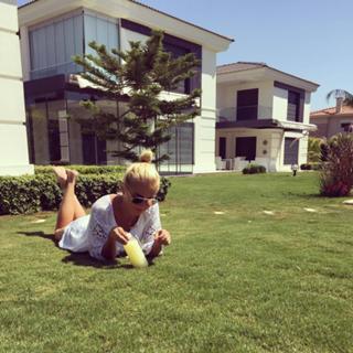 Ece Erken feet photo thumbnail