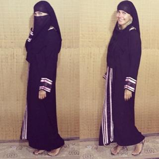 Ece Erken feet photo thumbnail