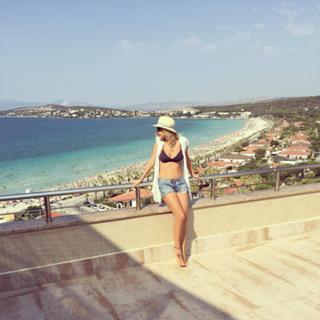 Ece Erken feet photo thumbnail