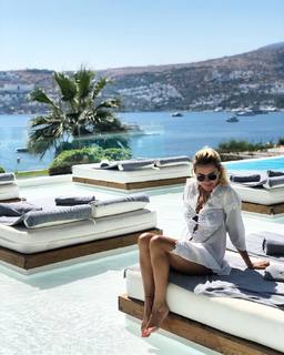 Ece Erken feet photo thumbnail