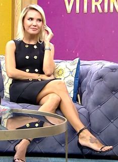 Ece Erken feet photo thumbnail