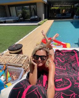 Ece Erken feet photo thumbnail