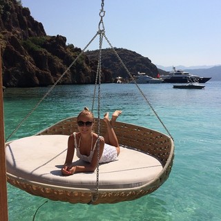 Ece Erken feet photo thumbnail