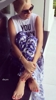 Ece Erken feet photo thumbnail