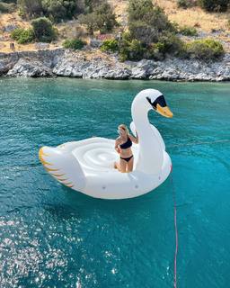 Ece Erken feet photo thumbnail