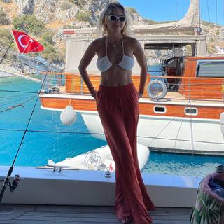 Ece Erken feet photo thumbnail