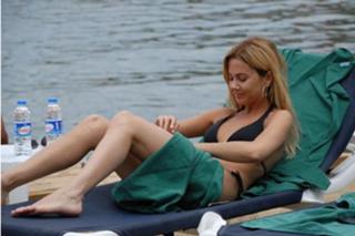 Ece Erken feet photo thumbnail