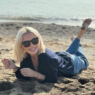 Ece Erken feet photo thumbnail